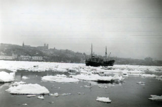 Navio fundeado num porto cheio de gelo