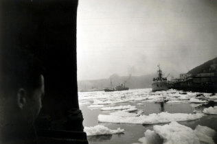 Navios no meio de placas de gelo