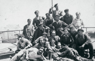Operários dos ENVC em confraternização, depois da entrega dos três primeiros navios construídos na Empresa