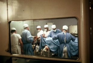 Intervenção cirúrgica na sala de operações do navio hospital Gil Eannes