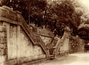 Escada de acesso ao Jardim das Tílias no monte de Santa Luzia
