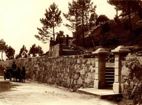 Escada de acesso ao Jardim das Tílias em Santa Luzia
