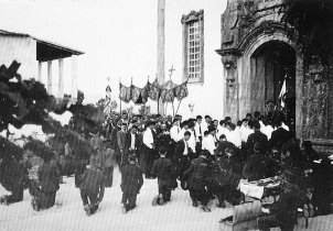 A procissão entra na Igreja