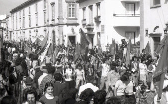 Celebração do 1º de Maio em 1975: Manifestantes e Espectadores