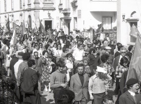 Celebração do 1º de Maio em 1975: Manifestantes e Espectadores