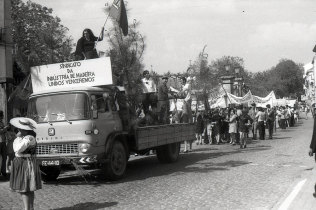 Celebração do 1º de Maio em 1975: Carro Alegórico e Manifestantes