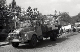 Celebração do 1º de Maio em 1975: Carro Alegórico