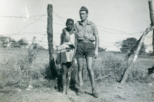 Militar e Jovem Guineense