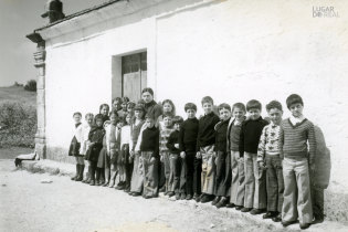 Dulcelina Fernandes e alunos