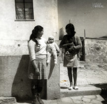Maria da Conceição Domingues com filho e amiga