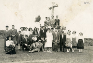 Grupo de amigos num casamento